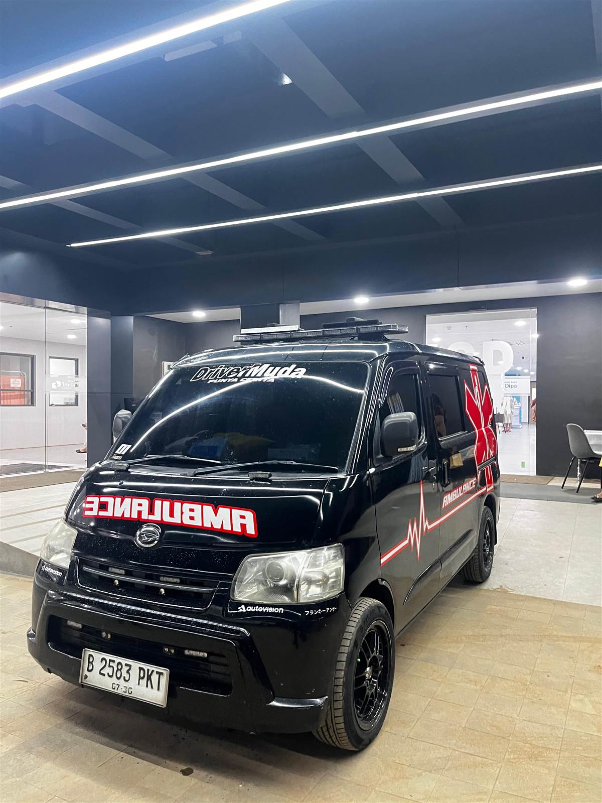 Ambulance hitam di IGD rumah sakit