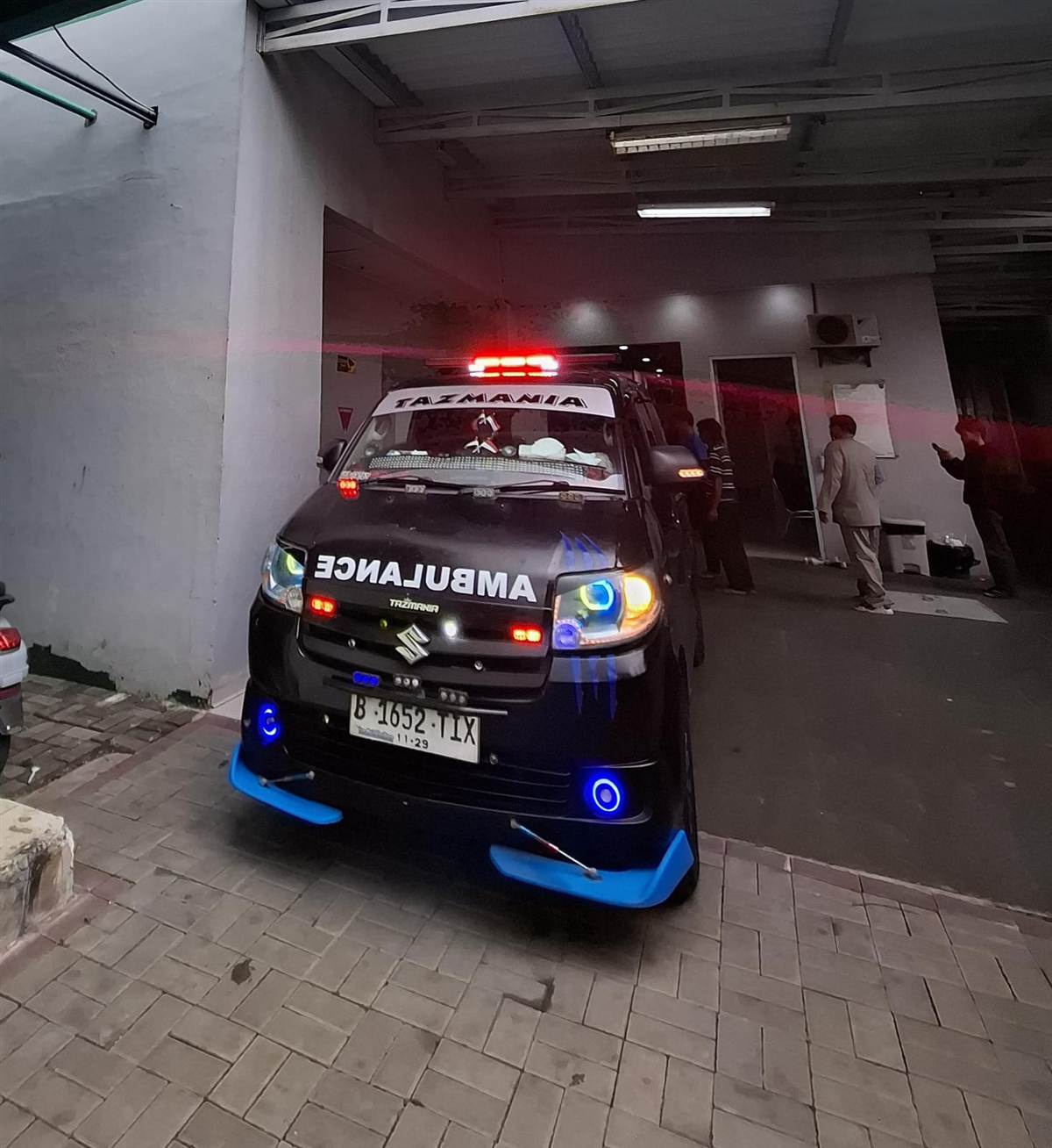 Ambulance Tazmania siaga malam hari