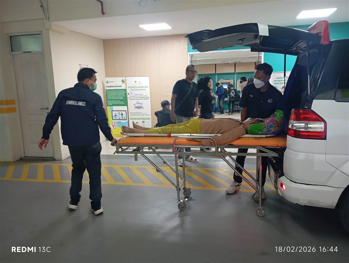 Tim ambulance transfer pasien di IGD rumah sakit