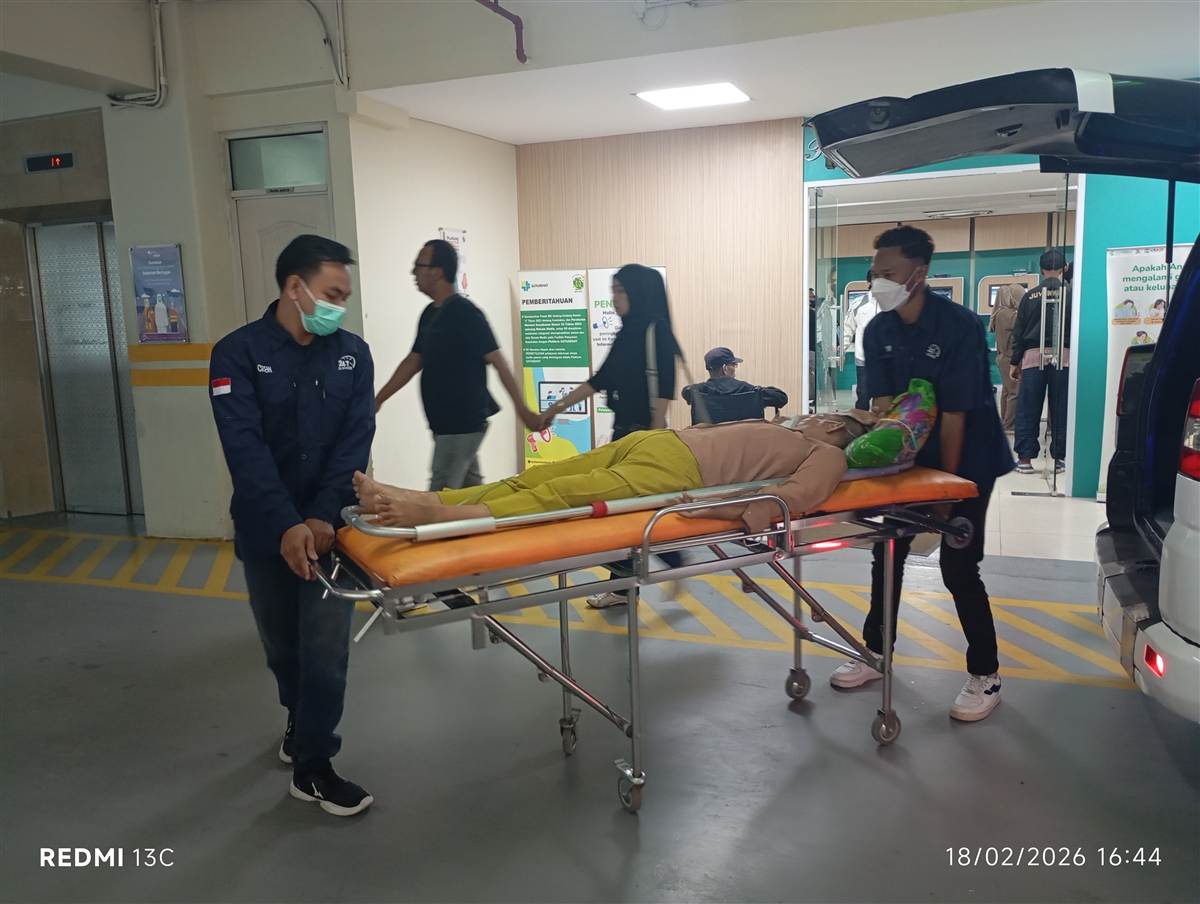 Kru ambulance mengantar pasien dengan tandu